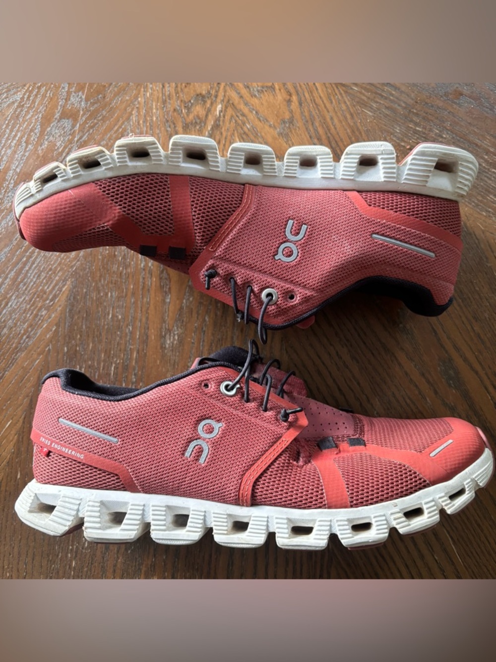 On Cloud 5 Rust Women's Red Mesh Athletic Sneakers 2022 Lace Up size 9